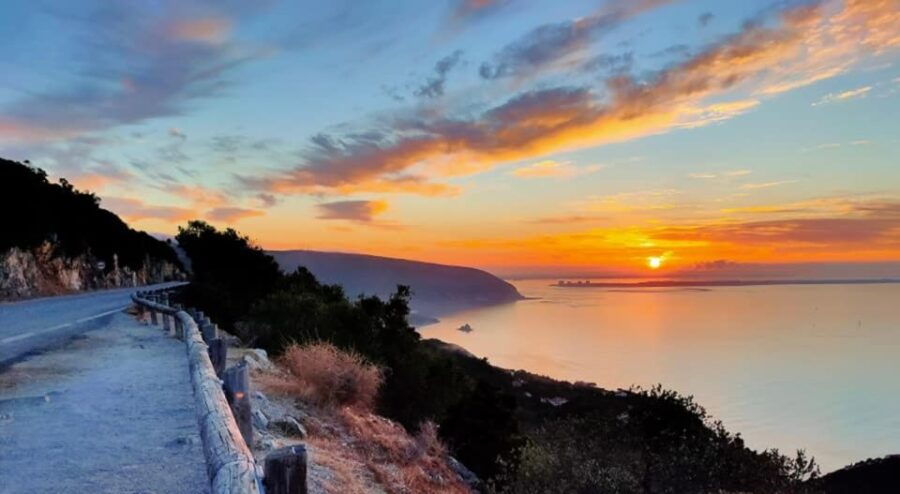 Sesimbra/Arrábida: Sunrise on Board Tour
