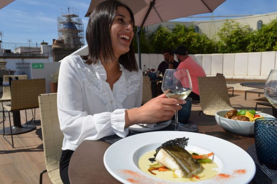 Seville: Alcazar Guided Tour With VR City Tour & Roof Lunch - Good To Know