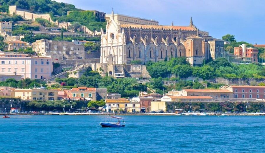 Sperlonga: Boat Tour to Gaeta With Pizza and Drinks