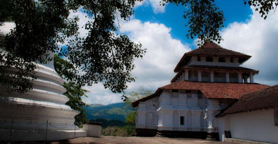 Temple Triad From Kandy: Embekke, Lankathilaka, Gadaladeniya - Good To Know