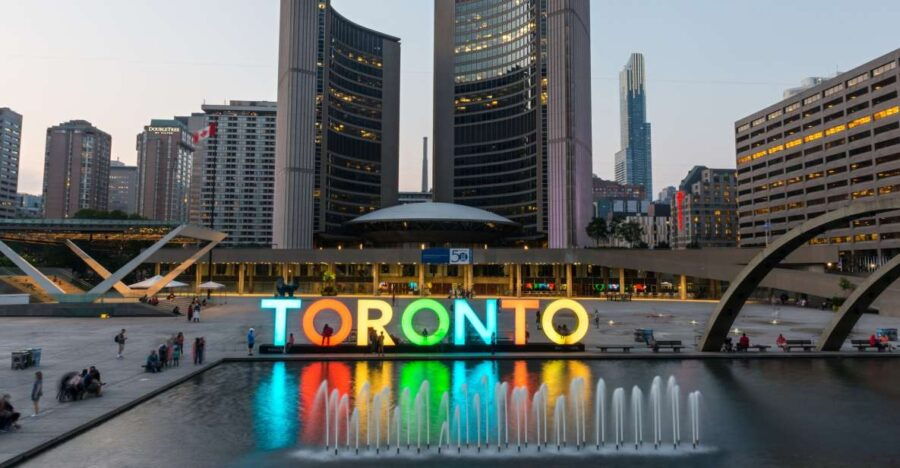 Toronto: Downtown and Highlights Walking Tour