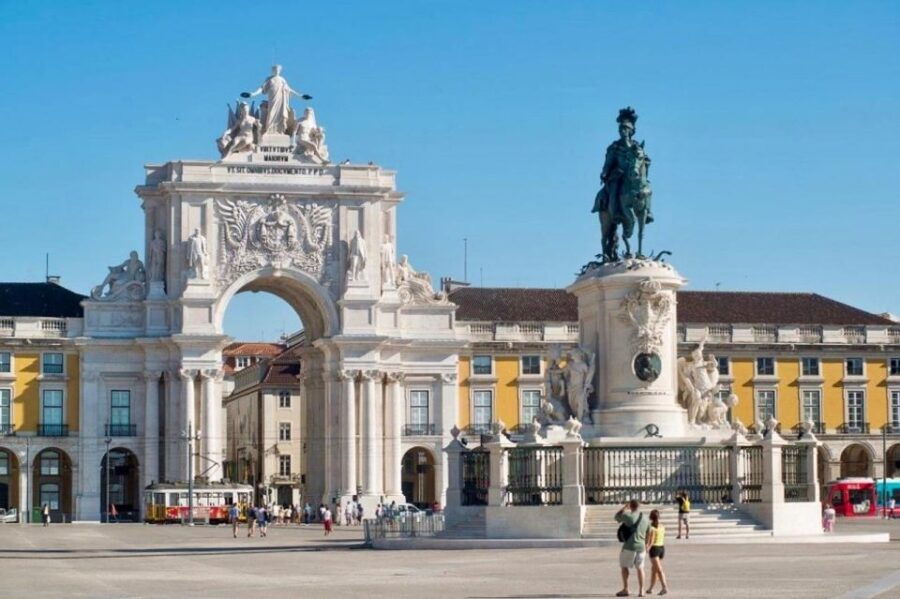 Travel Porto to Lisbon With Aveiro, Fátima, Nazaré, Óbidos