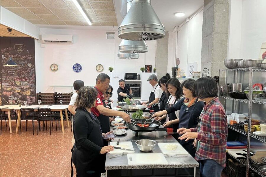 Valencia: Guided Paella Workshop, Tapas, and Drinks