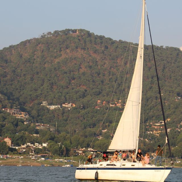 Valle De Bravo: Sailboat
