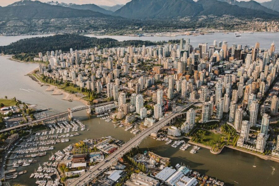 Vancouver/Pitt Meadows: Helicopter Tour Over Vancouver