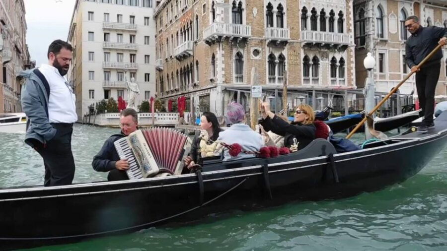 Venice: 30-Minute Gondola Ride on Grand Canal With Serenade - Good To Know