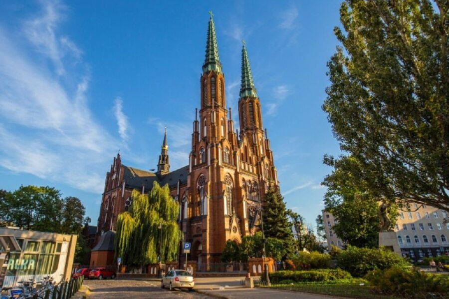 Warsaw: Praga District Tour With Vodka Museum and Tasting - Good To Know