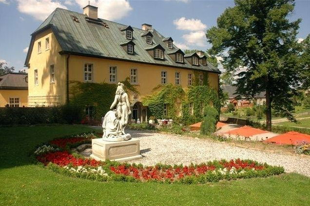 Wroclaw: Giant Mountains & Valley of Palaces Day Tour