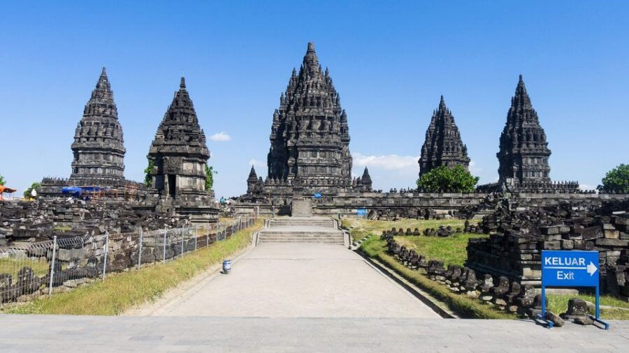 Yogyakarta: Setumbu Sunrise. Merapi Volcano and Temples Tour