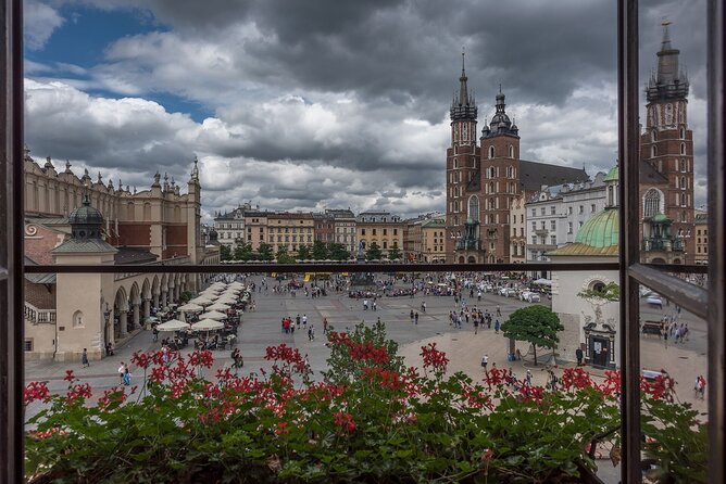 2-Hour Guided Walking Tour in The Old Town of Krakow - Tour Details