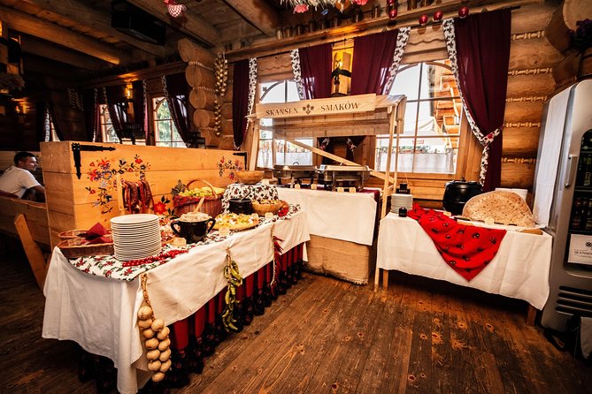 Cottage Style Evening With Folk Show and Traditional Feast From Krakow - Venue Location and Logistics