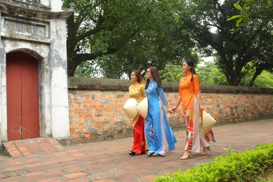 Hanoi: Traditional Ao Dai Dress and Non La Hat Rental - Capture Memories in Iconic Non La