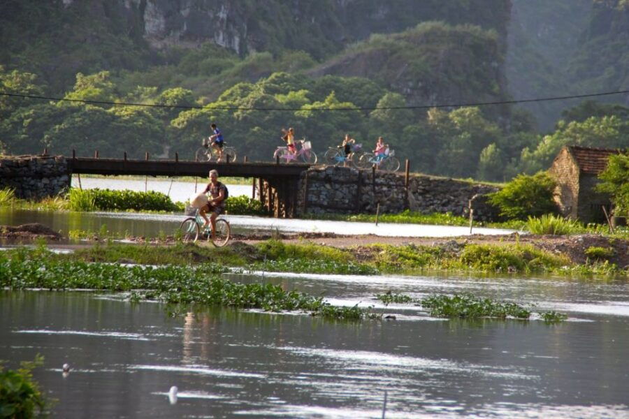 Hoa Lu-Tam Coc-Mua Caves-Bike-Lunch-Transfer