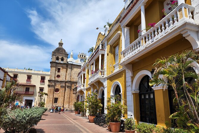 Private 8-Day Immersive Cultural Tour in Cartagena With Day Trips - Day 1: Arrival and Welcome Dinner