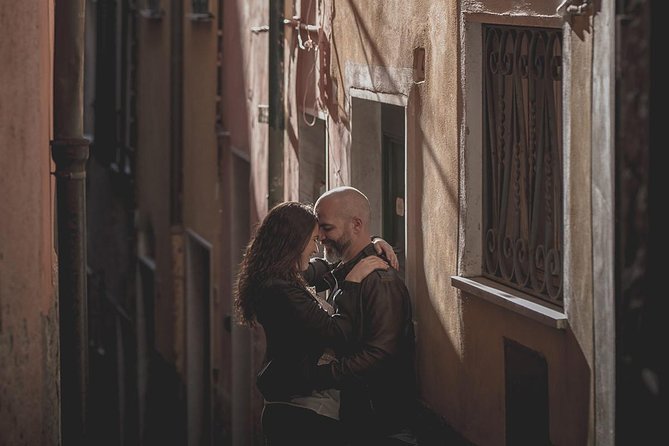 Private Photo Session With a Local Photographer in Ceparana Di Bolano - Pricing and Booking Details