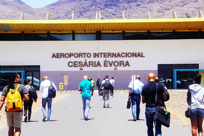 São Vicente: Private Transfer From Airport to Baía Das Gatas or Vice Versa - Overview of the Experience