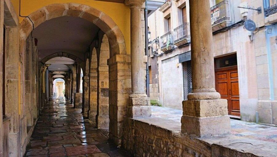 Aviles : Mysteries and Legends Walking Tour in Spanish