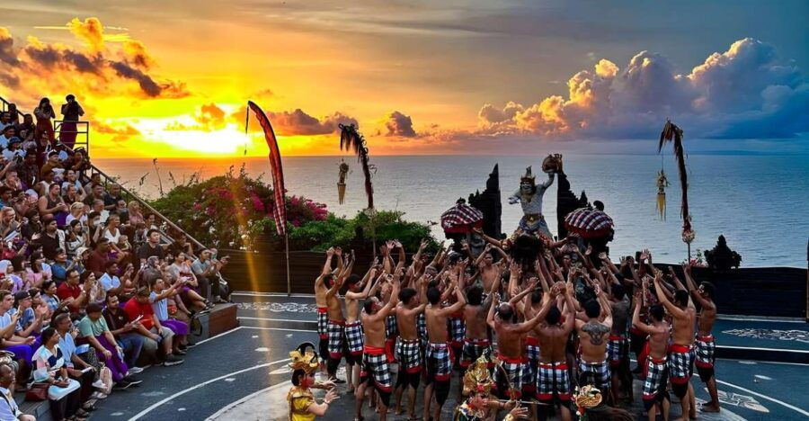 Bali: Uluwatu Temple, Fire Dance, Tanah Lot – Guide Tour
