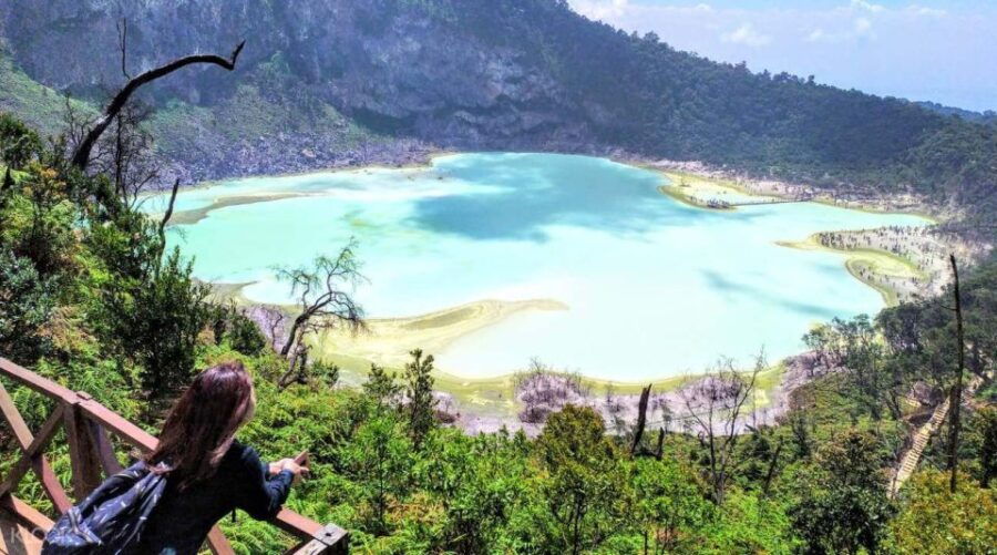 Bandung: Kawah Putih Private Tour and Angklung Performance
