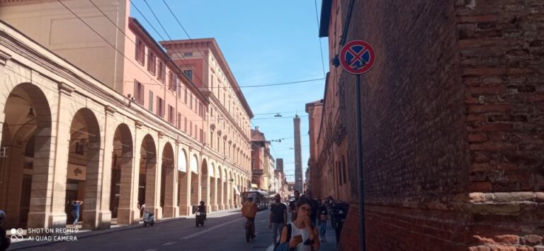 Bologna: Private Guided Walking Tour