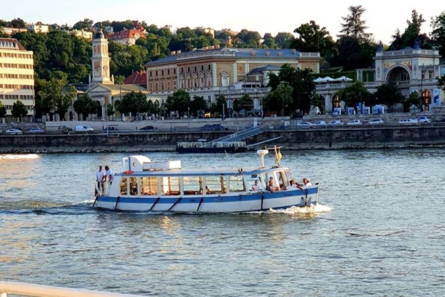 Budapest: 1-Hour Private Boat Cruise