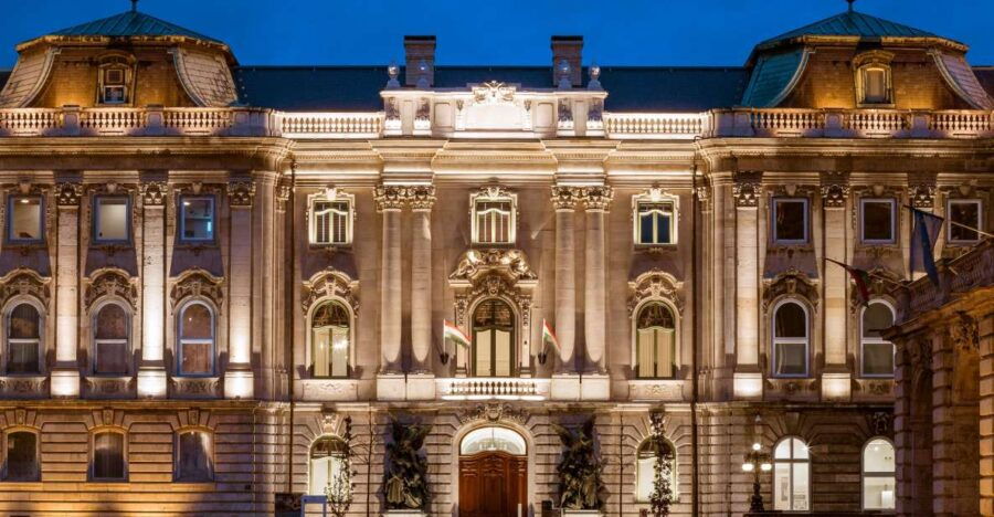 Budapest: Buda Castle Walking Tour With Saint Stephen's Hall - Good To Know