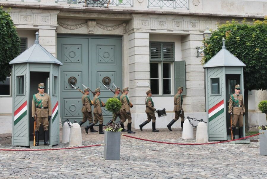 Budapest: Castle District Walk With Matthias Church Entry