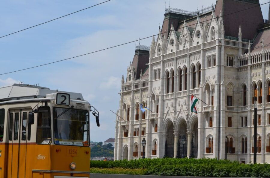 Budapest: City Highlights Guided Cycling and Walking Tour