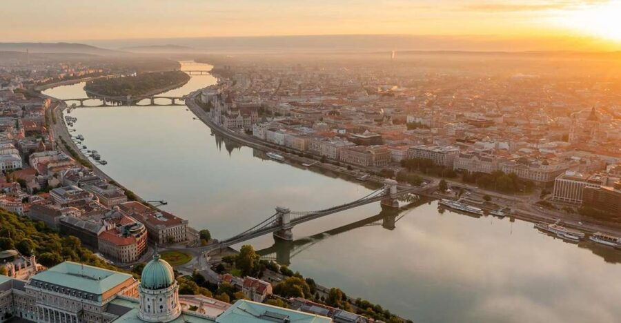 Budapest: Day or Night River Cruise With Live Commentary