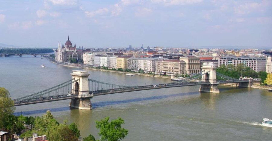 Budapest: Multilingual Highlights Tour