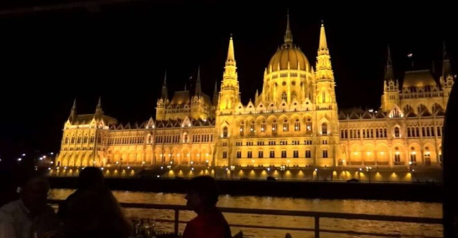 Budapest: Night Walking Tour With River Cruise and Wine - Good To Know