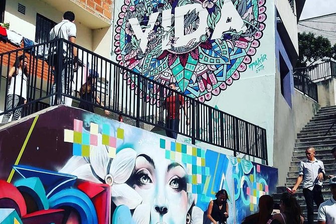 Comuna 13 Graffiti Tour - Graffiti Artists in Comuna 13