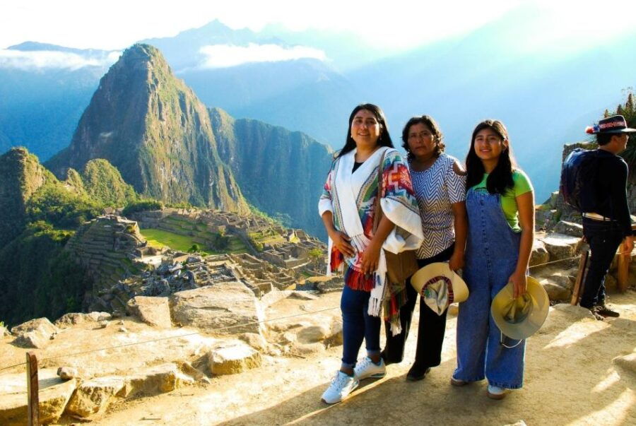 Cuzco: Tour Machu Picchu 2 Days Train Hotel and Breakfast