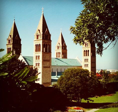 Day Tour of Pécs and Siklós With Villány Wine Tasting