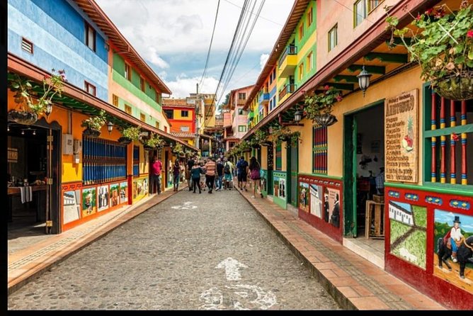 Exclusive Tour: Guatapé Peñol and Coffee Farm