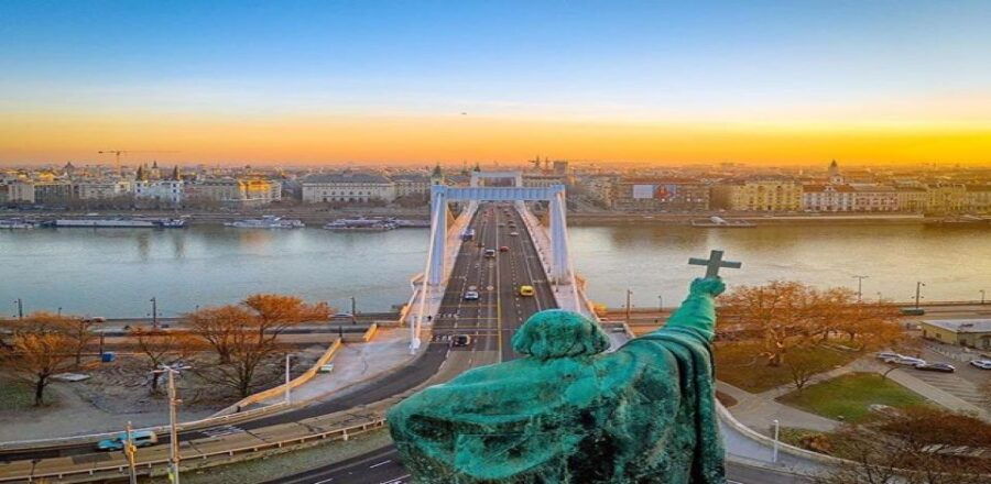 From Vienna: Private Day Tour of Budapest Inc. Local Guide