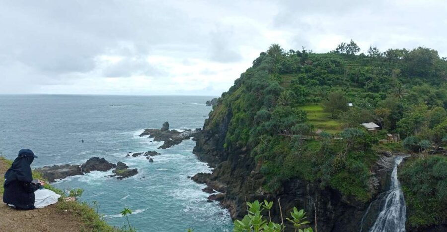From Yogyakarta: Pengilon Hill Waterfall and Hidden Beaches
