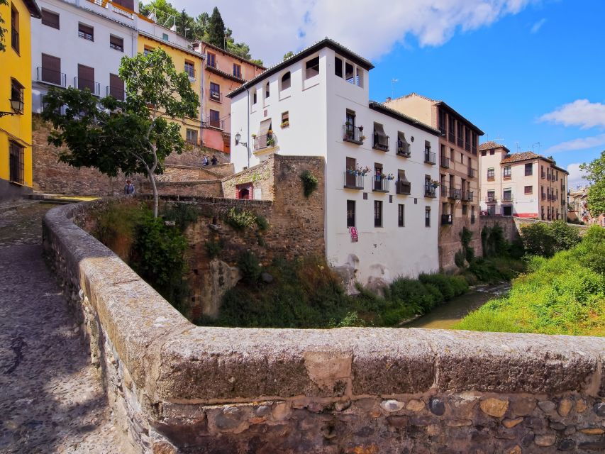 Granada: 2hour Tour of The Albaicín & Sacromonte Premium