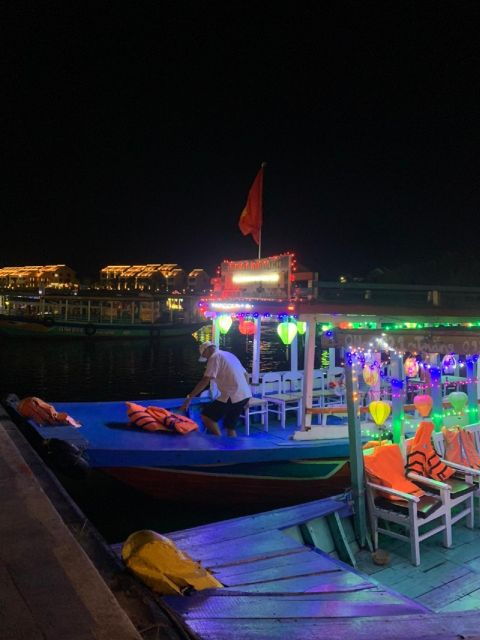 Hoi An : Release The Lanterns By Motor Boat at Night - Thu Bồn River Night Adventure