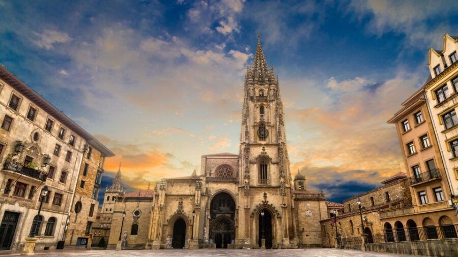 Oviedo: Visita Guiada a La Catedral En Español