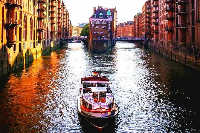 PRIVATE BOAT TOUR Through the Port of Hamburg - Meeting and Pickup