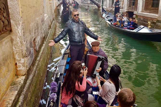 Private Gondola Ride With Serenade in Venice - Experience Details