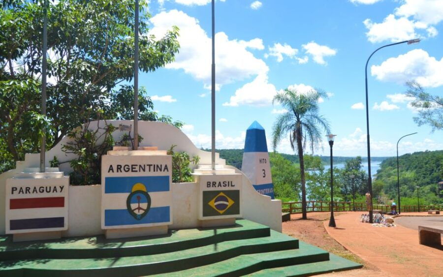 Puerto Iguazu: Hito Tres Fronters and La Aripuca City Tour