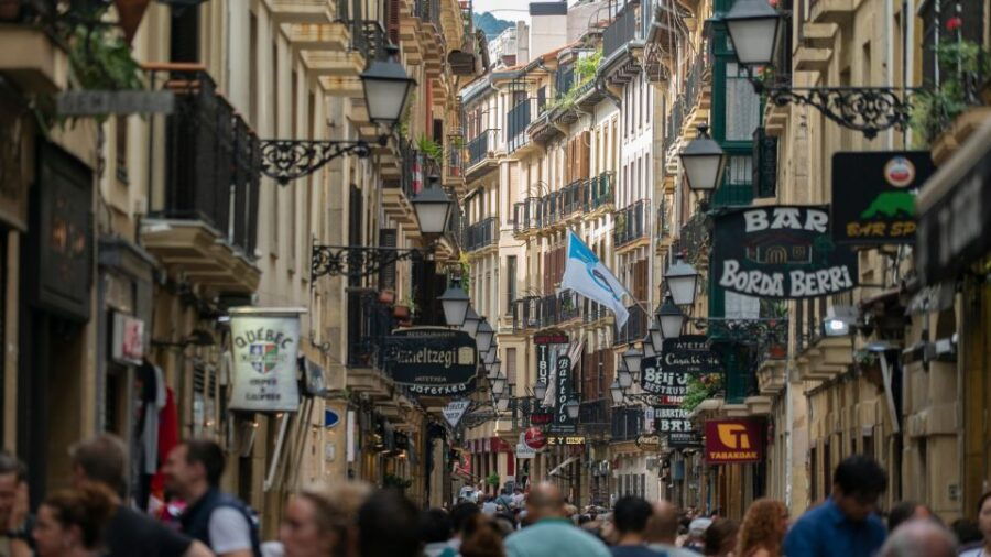 San Sebastian: Highlights Self Guided Scavenger Hunt & Tour - Good To Know