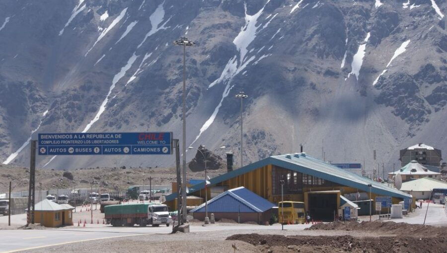 Santiago: Private Scenic Transfer to Mendoza.