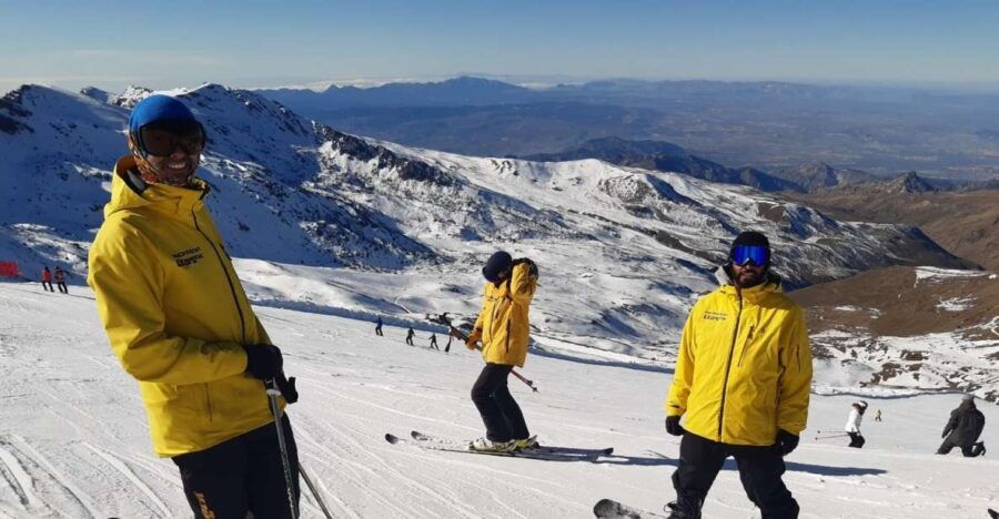 Sierra Nevada: Ski or Snowboard Equipment Rental