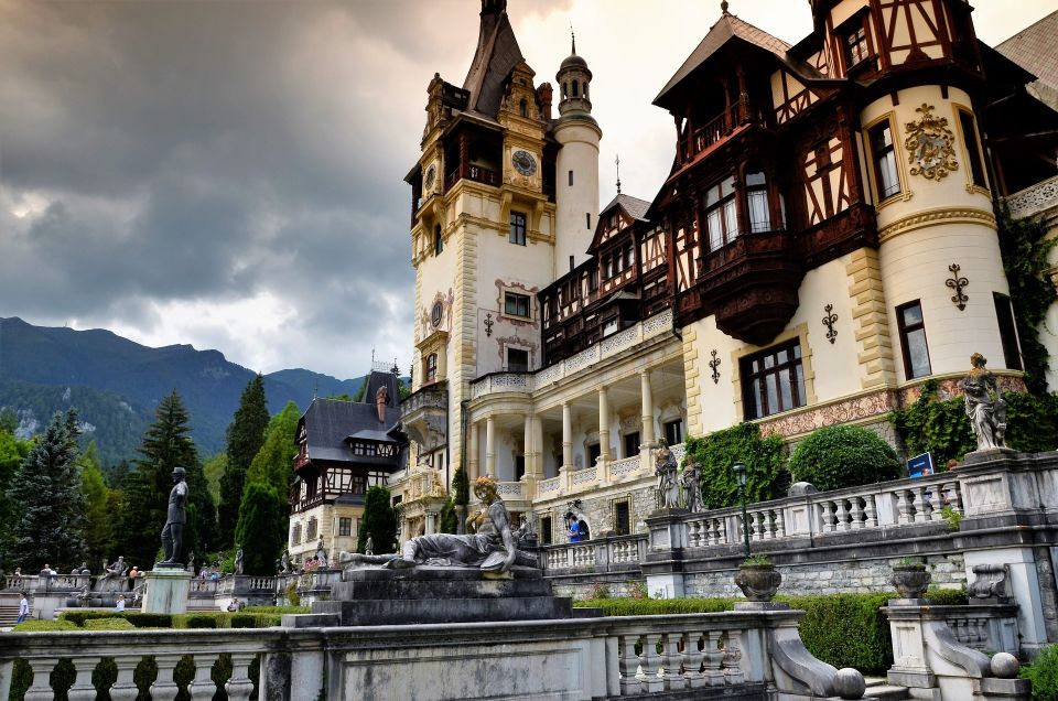 Sinaia: Peleș Castle Tour With an Expert Guide