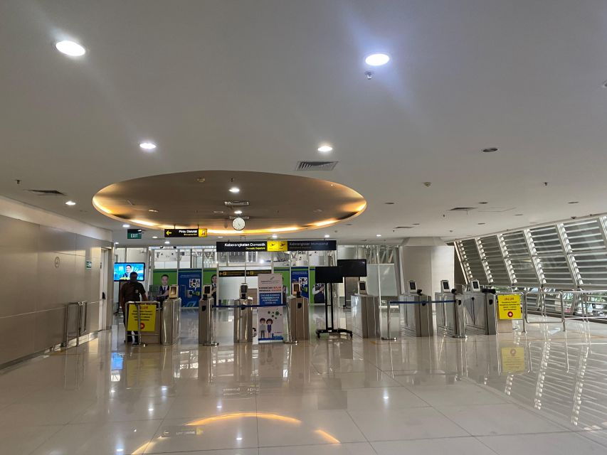 Surabaya: Airport Private Transfers to Your Destinatination