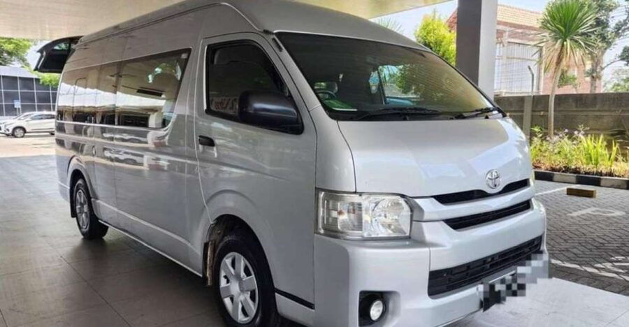 Surabaya: Private Car Charter With Driver in Group by Van
