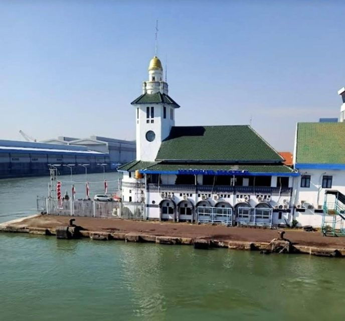 Surabaya:Private Car Charter With Professional Driver by Van
